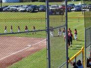 softball players