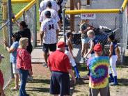 softball players